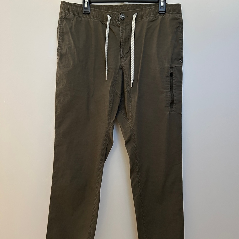 Vuori Men's Dark Olive Cargo Pants